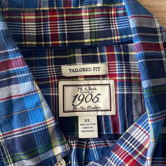 Jos. A. Bank Tailored Fit Short Sleeve Button-Up - Thin, Breathable Fabric - Picture 2 of 2